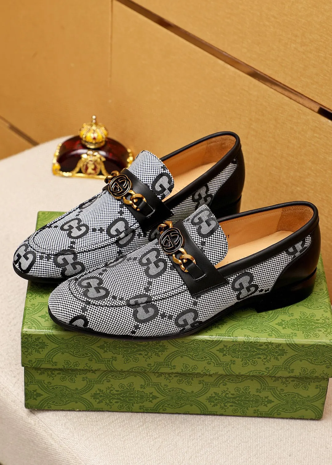Men's shoes 💰462 💐 Product trademark: GUCCI "Gucci" casual leather shoes Regular size: 38-44 (45.46.47🉑️Customized) Product materials: Selected imported first-layer fabric upper + luxury hardware buckle, imported cowhide leather lining. Strong three-dimensional visual effect, original outsole color: 1⃣️color optional